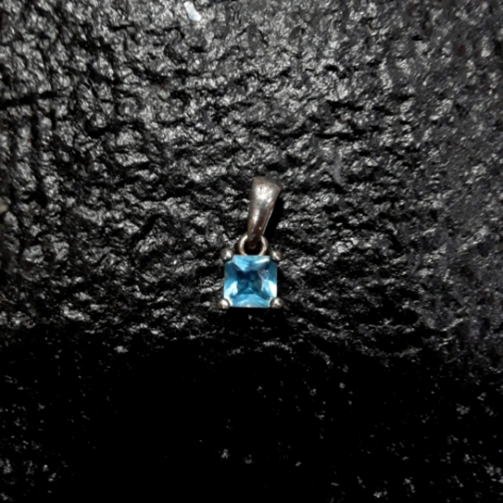 Preowned silver/topaz pendant
